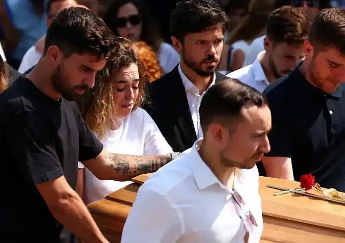 Κηδεία Ντιόγκο Ζότα: Ράγισαν καρδιές – Συντετριμμένοι η σύζυγος και οι συμπαίκτες του